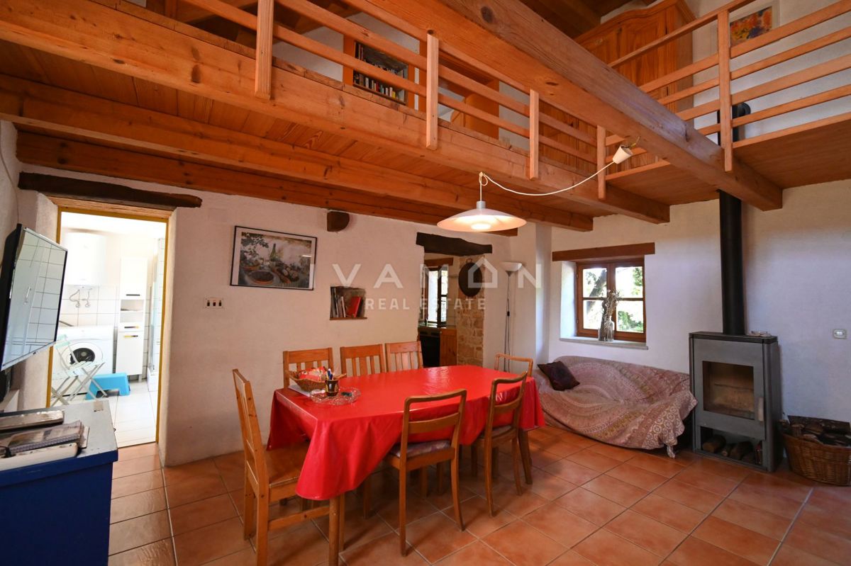 Casa in Pietra con Tre Camere da Letto e Ampio Giardino