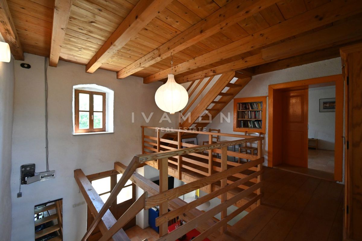 Casa in Pietra con Tre Camere da Letto e Ampio Giardino