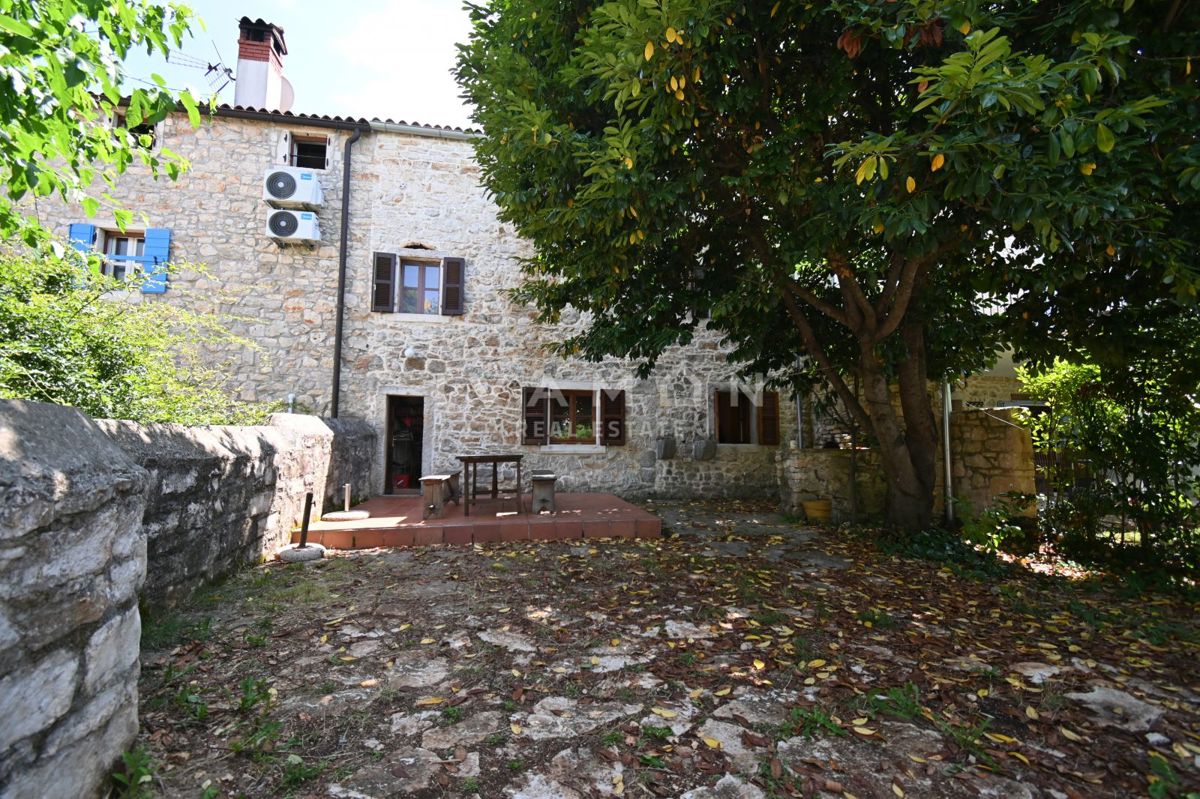 Casa in Pietra con Tre Camere da Letto e Ampio Giardino