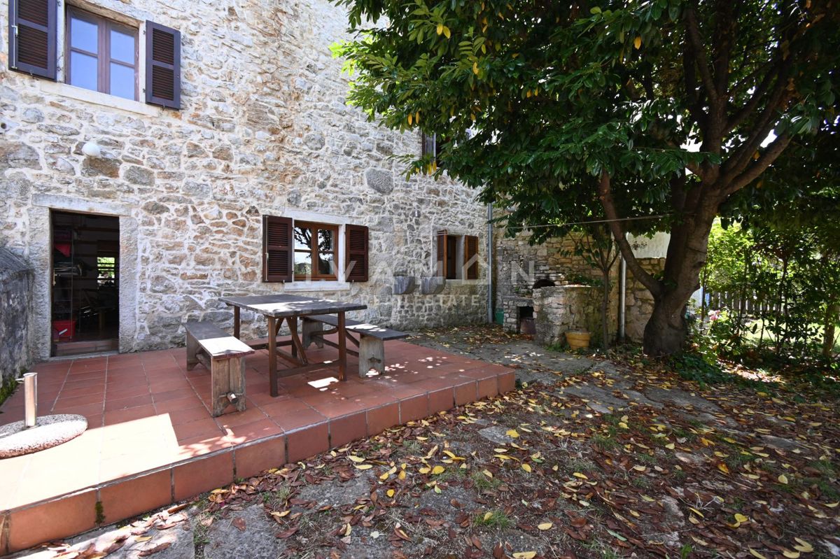 Casa in Pietra con Tre Camere da Letto e Ampio Giardino