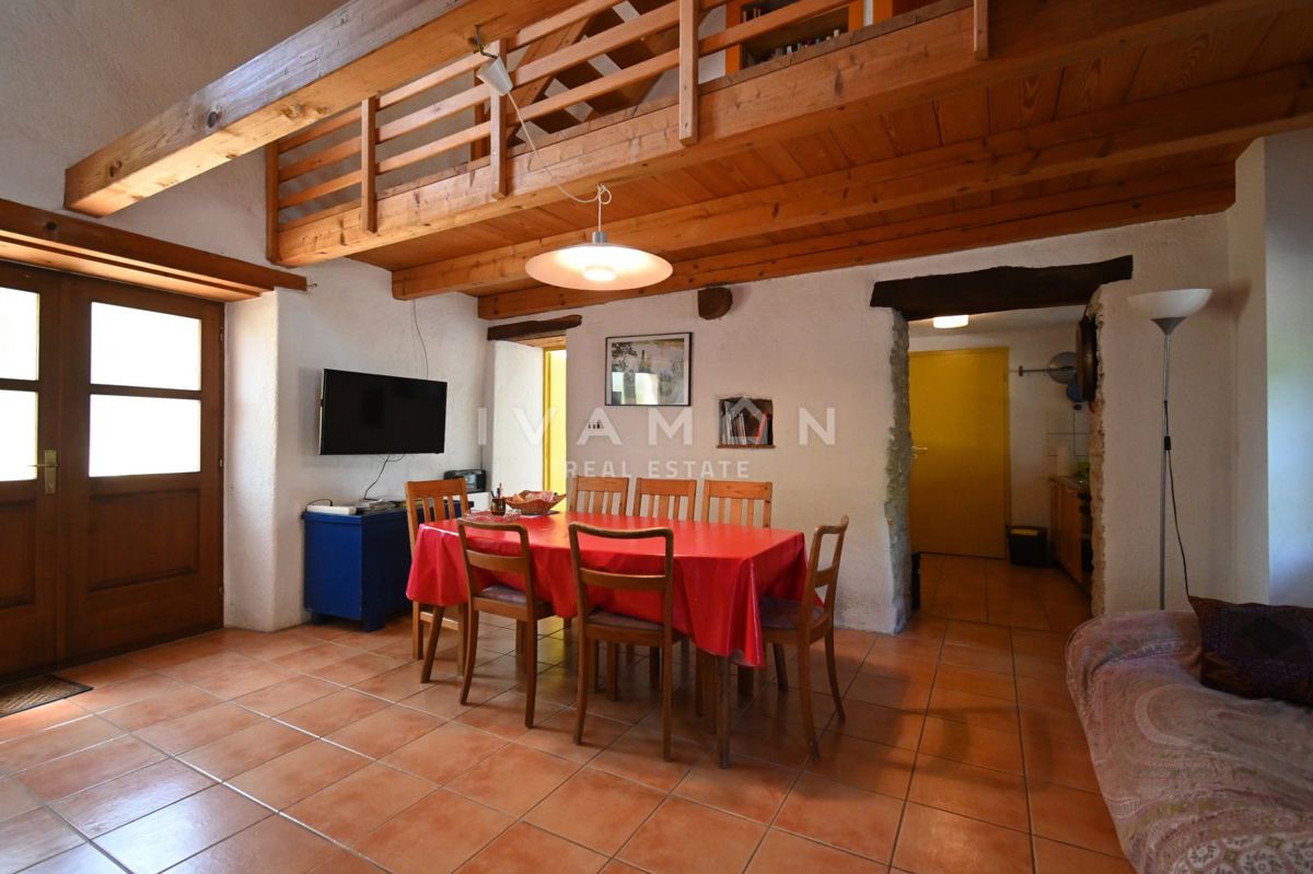 Casa in Pietra con Tre Camere da Letto e Ampio Giardino