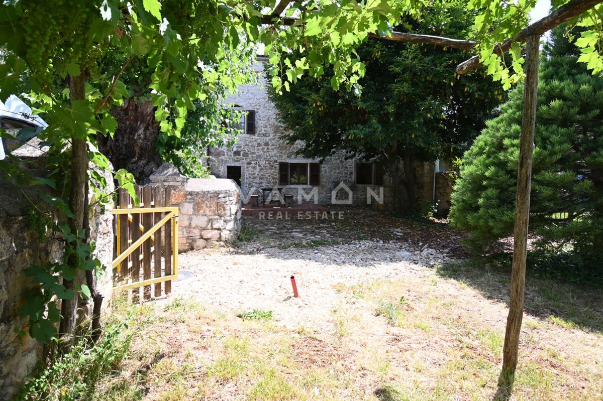 Casa in Pietra con Tre Camere da Letto e Ampio Giardino