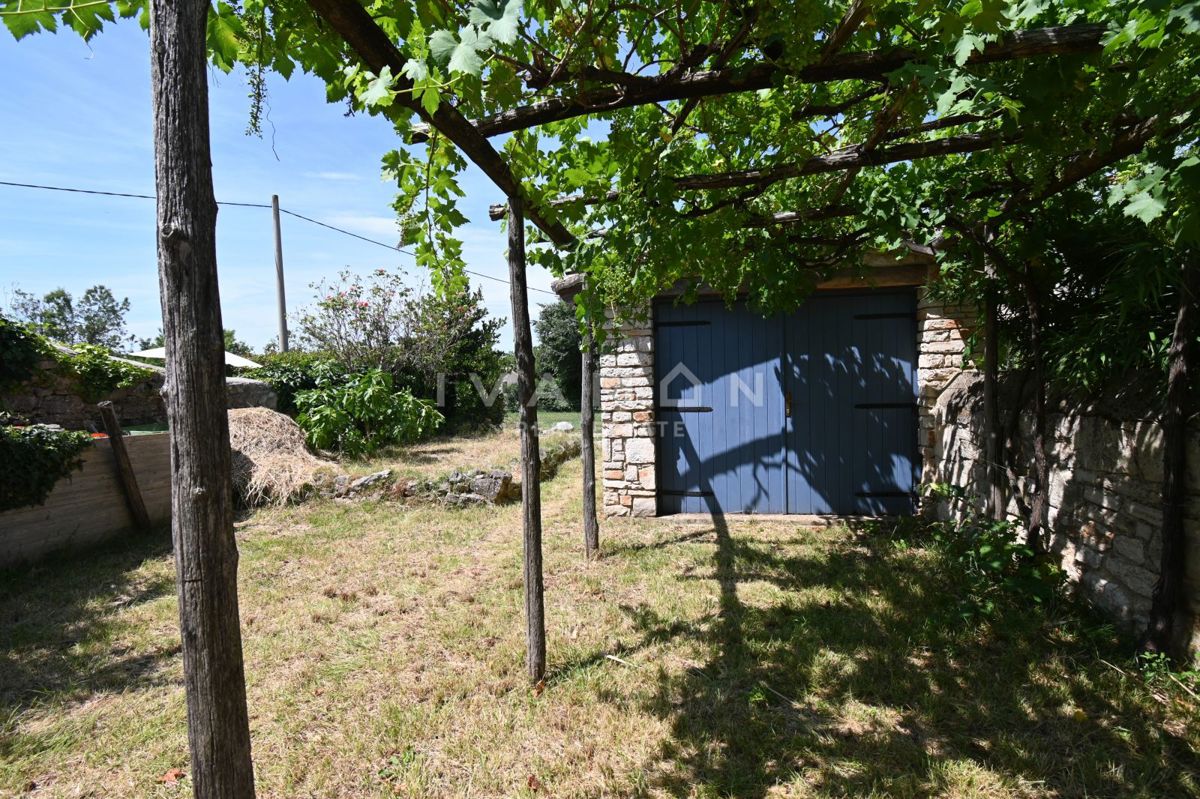 Casa in Pietra con Tre Camere da Letto e Ampio Giardino