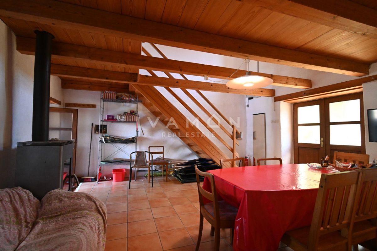 Casa in Pietra con Tre Camere da Letto e Ampio Giardino