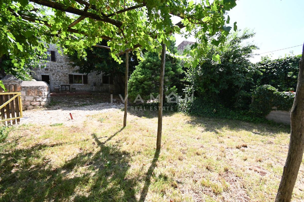 Casa in Pietra con Tre Camere da Letto e Ampio Giardino