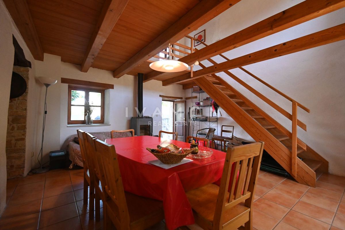 Casa in Pietra con Tre Camere da Letto e Ampio Giardino