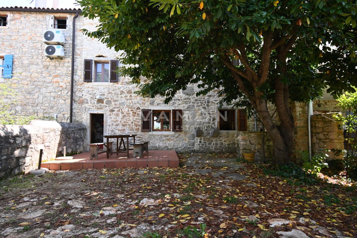 Casa in Pietra con Tre Camere da Letto e Ampio Giardino