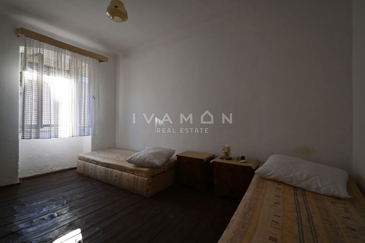 Centro di Orsera (Vrsar): Casa da ristrutturare con ampio cortile