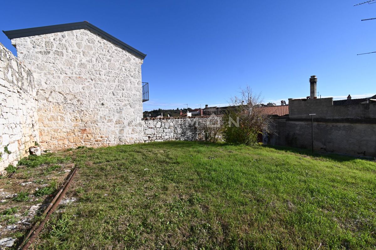 Centro di Orsera (Vrsar): Casa da ristrutturare con ampio cortile