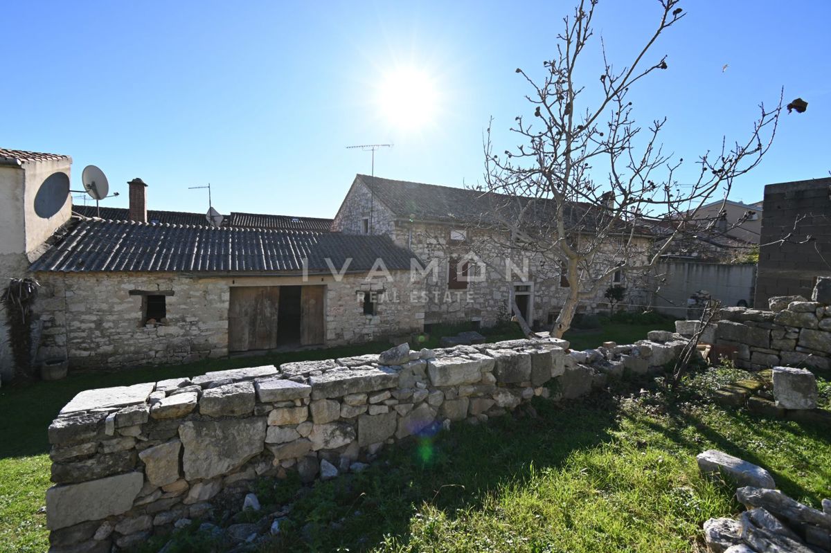 Centro di Orsera (Vrsar): Casa da ristrutturare con ampio cortile