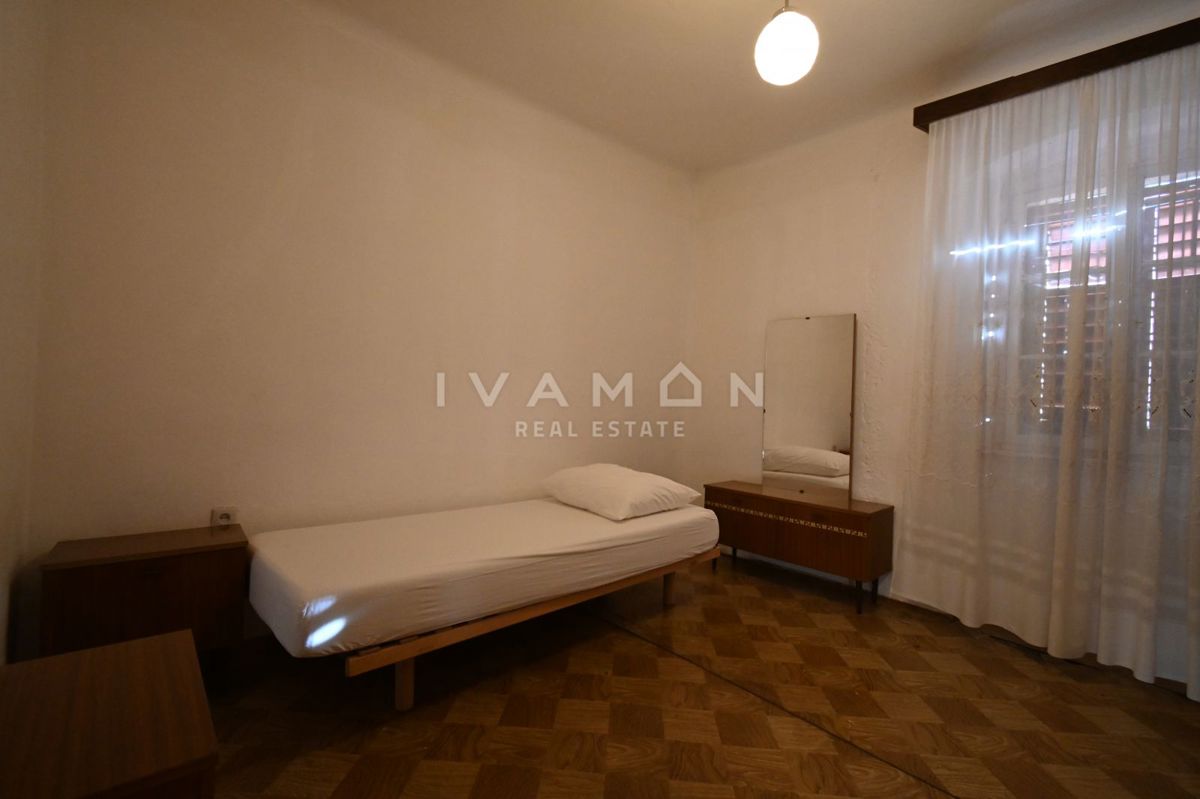 Centro di Orsera (Vrsar): Casa da ristrutturare con ampio cortile