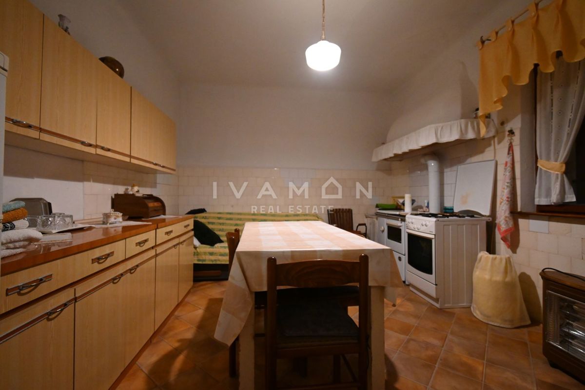 Centro di Orsera (Vrsar): Casa da ristrutturare con ampio cortile