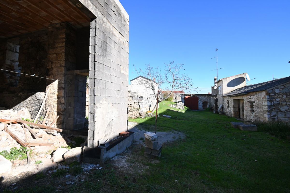 Centro di Orsera (Vrsar): Casa da ristrutturare con ampio cortile