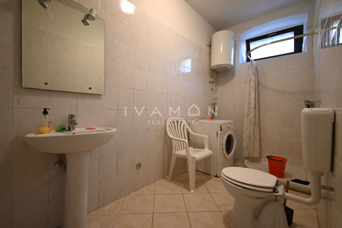 Centro di Orsera (Vrsar): Casa da ristrutturare con ampio cortile