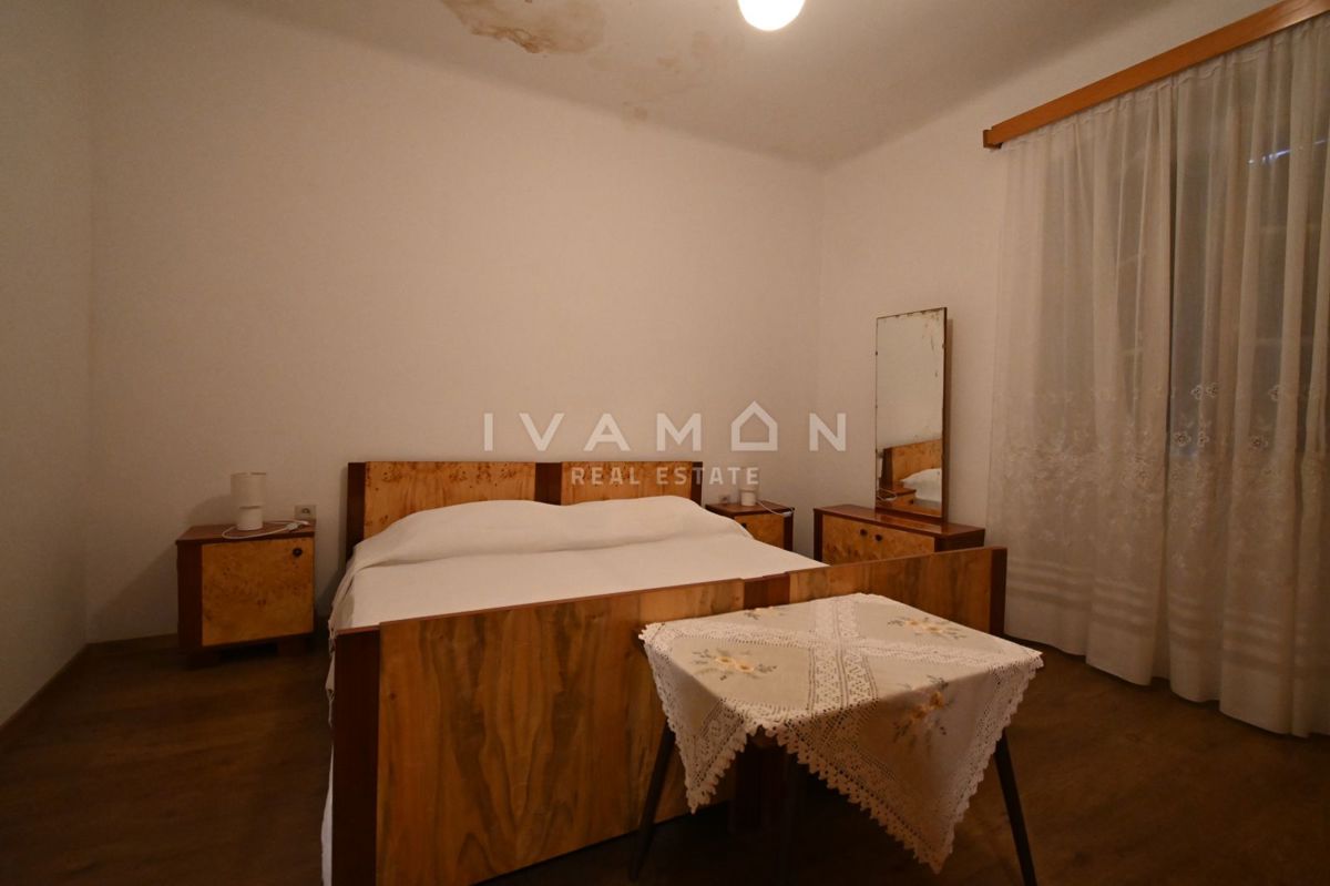 Centro di Orsera (Vrsar): Casa da ristrutturare con ampio cortile