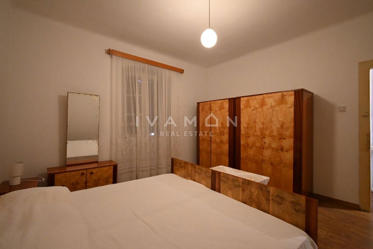 Centro di Orsera (Vrsar): Casa da ristrutturare con ampio cortile