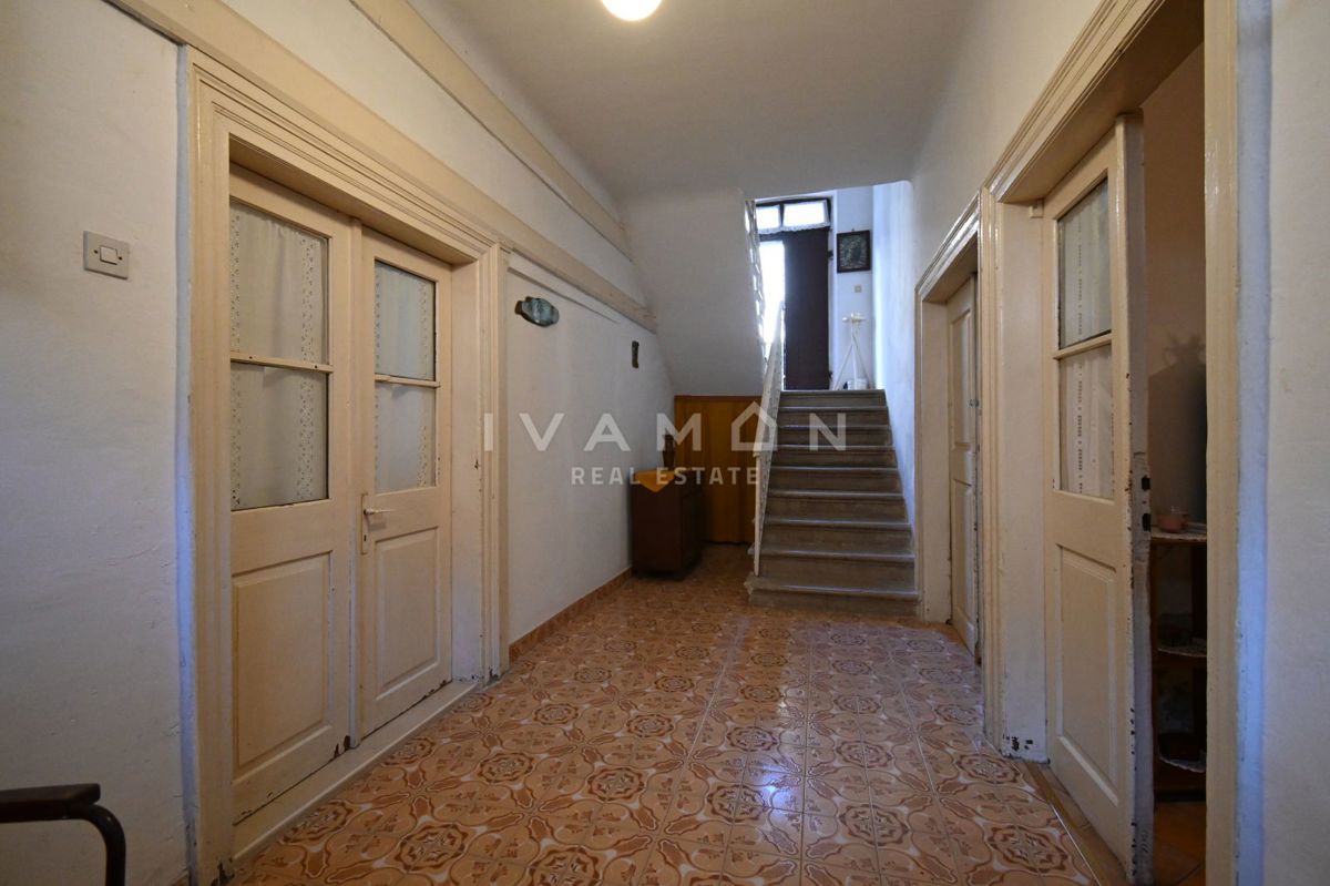 Centro di Orsera (Vrsar): Casa da ristrutturare con ampio cortile