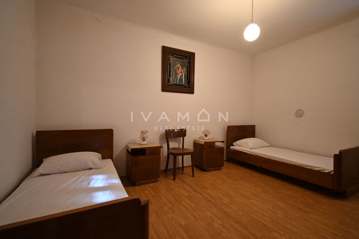 Centro di Orsera (Vrsar): Casa da ristrutturare con ampio cortile