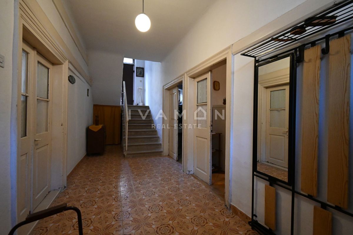 Centro di Orsera (Vrsar): Casa da ristrutturare con ampio cortile