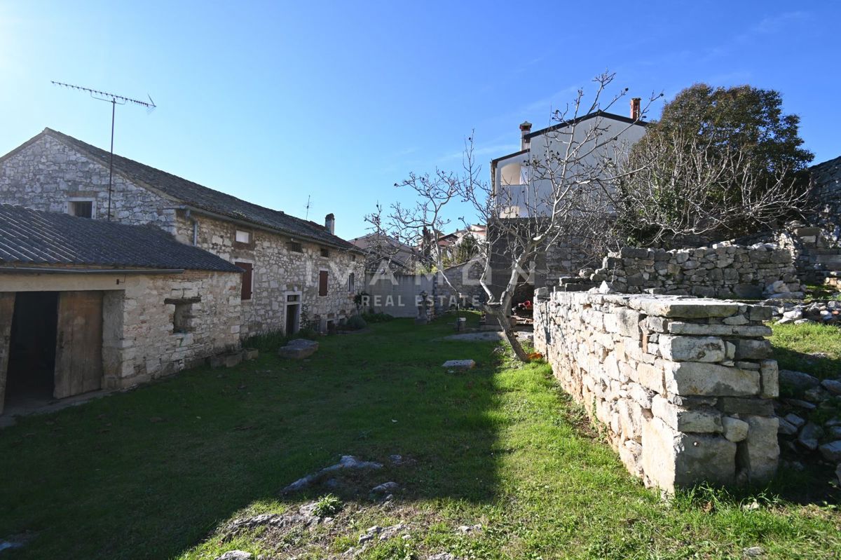 Centro di Orsera (Vrsar): Casa da ristrutturare con ampio cortile