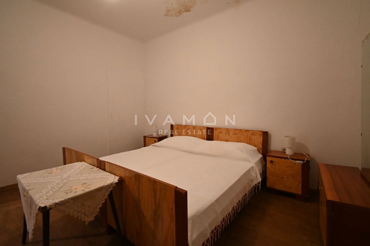 Centro di Orsera (Vrsar): Casa da ristrutturare con ampio cortile