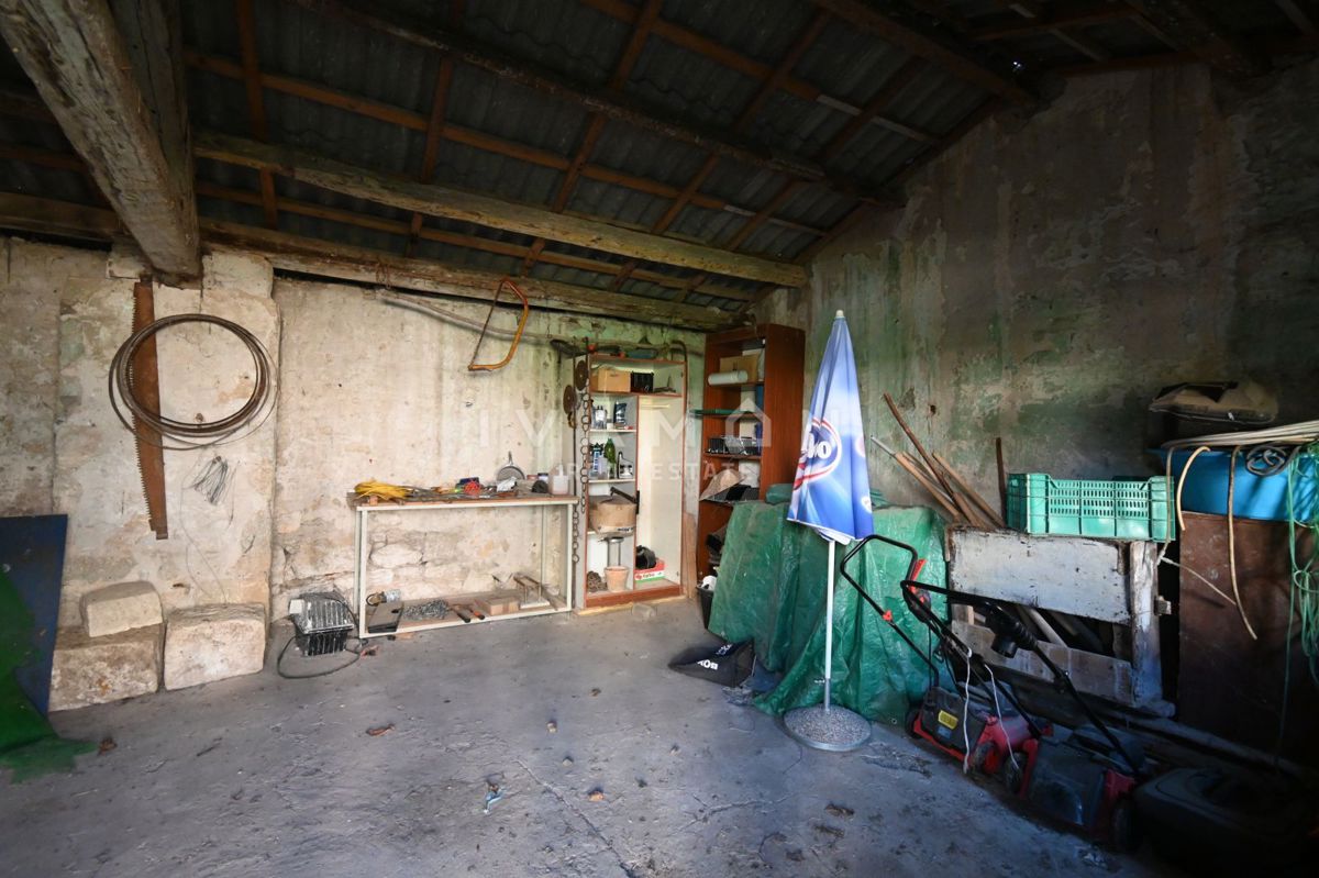 Centro di Orsera (Vrsar): Casa da ristrutturare con ampio cortile