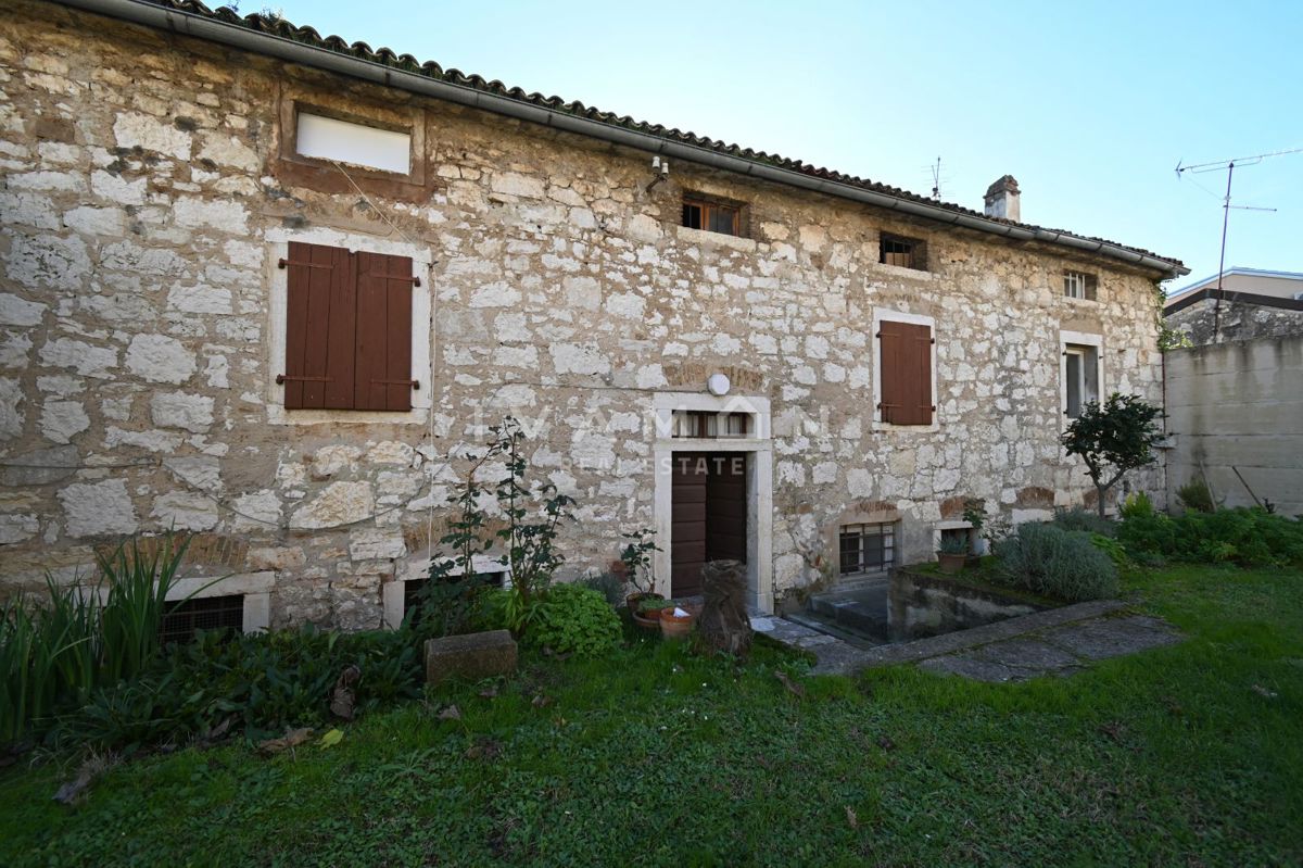 Centro di Orsera (Vrsar): Casa da ristrutturare con ampio cortile