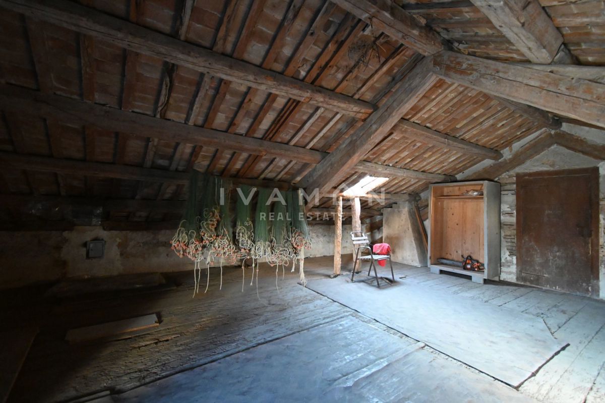 Centro di Orsera (Vrsar): Casa da ristrutturare con ampio cortile