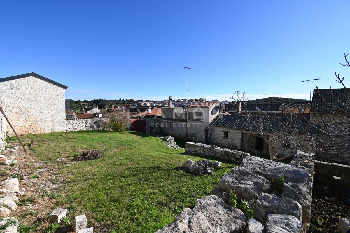 Centro di Orsera (Vrsar): Casa da ristrutturare con ampio cortile