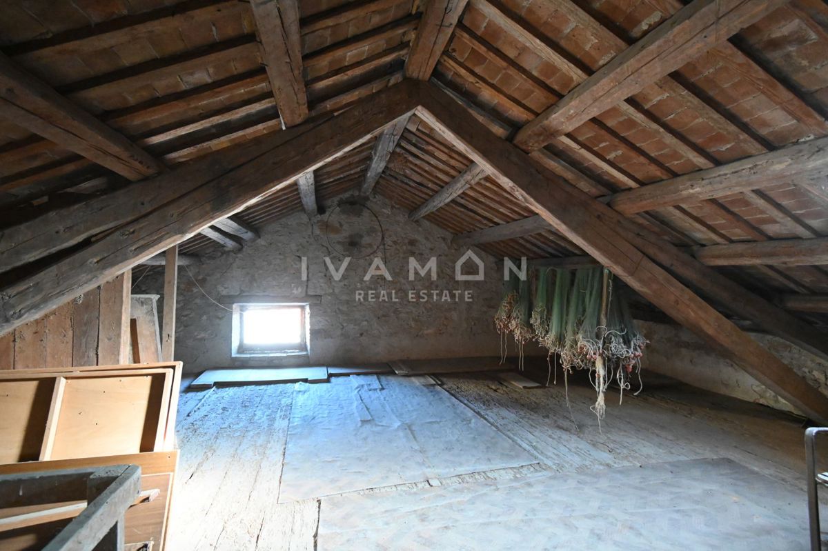 Centro di Orsera (Vrsar): Casa da ristrutturare con ampio cortile