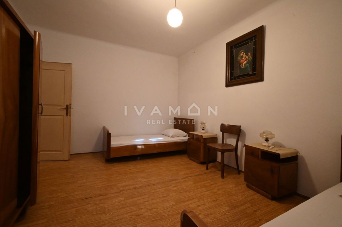 Centro di Orsera (Vrsar): Casa da ristrutturare con ampio cortile