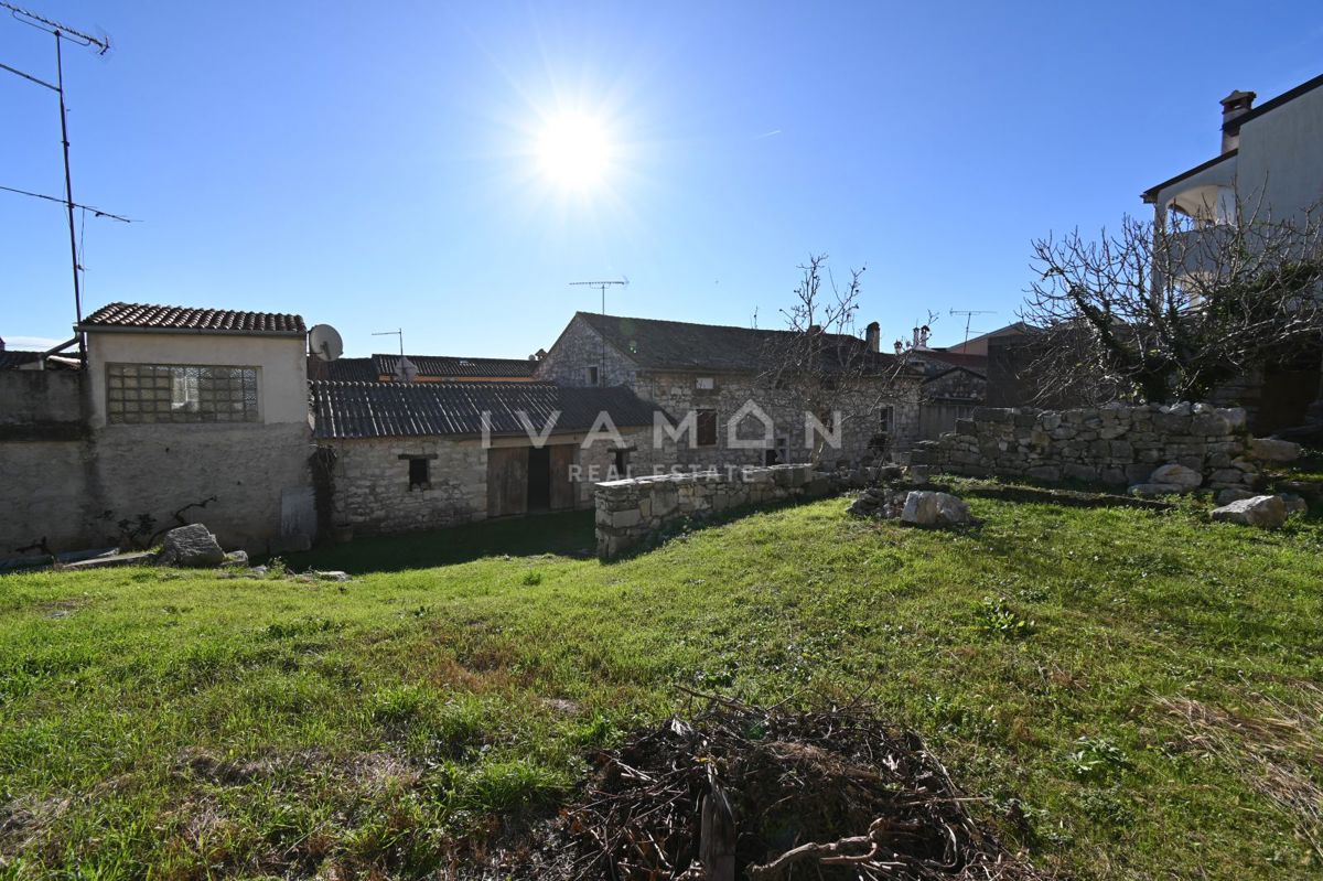 Centro di Orsera (Vrsar): Casa da ristrutturare con ampio cortile