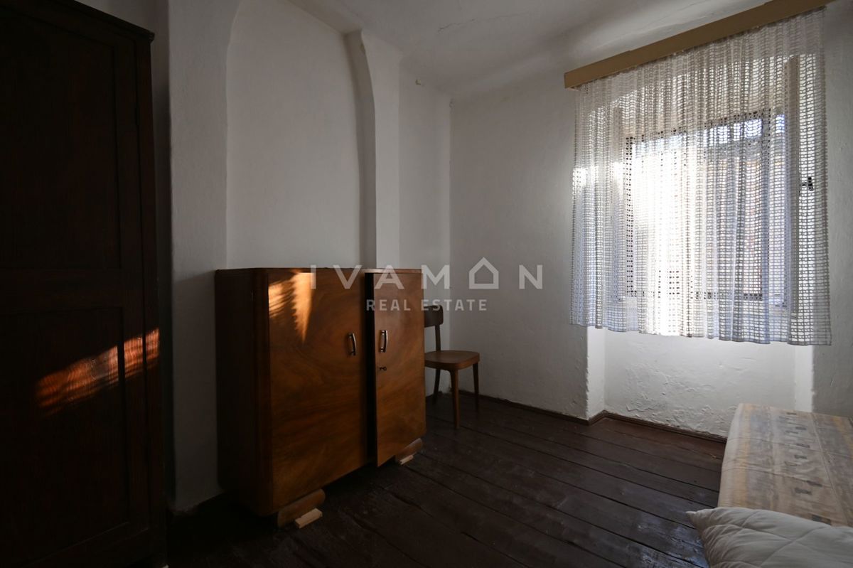 Centro di Orsera (Vrsar): Casa da ristrutturare con ampio cortile