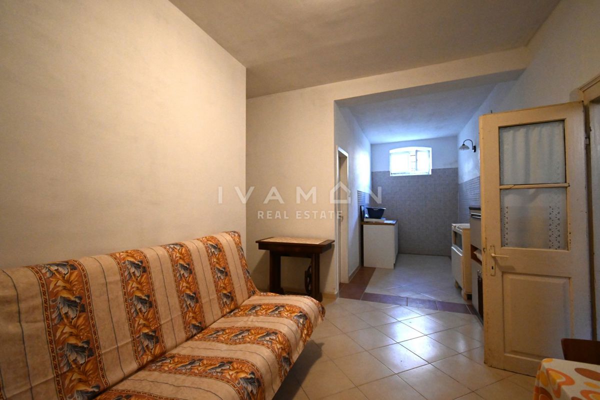 Centro di Orsera (Vrsar): Casa da ristrutturare con ampio cortile