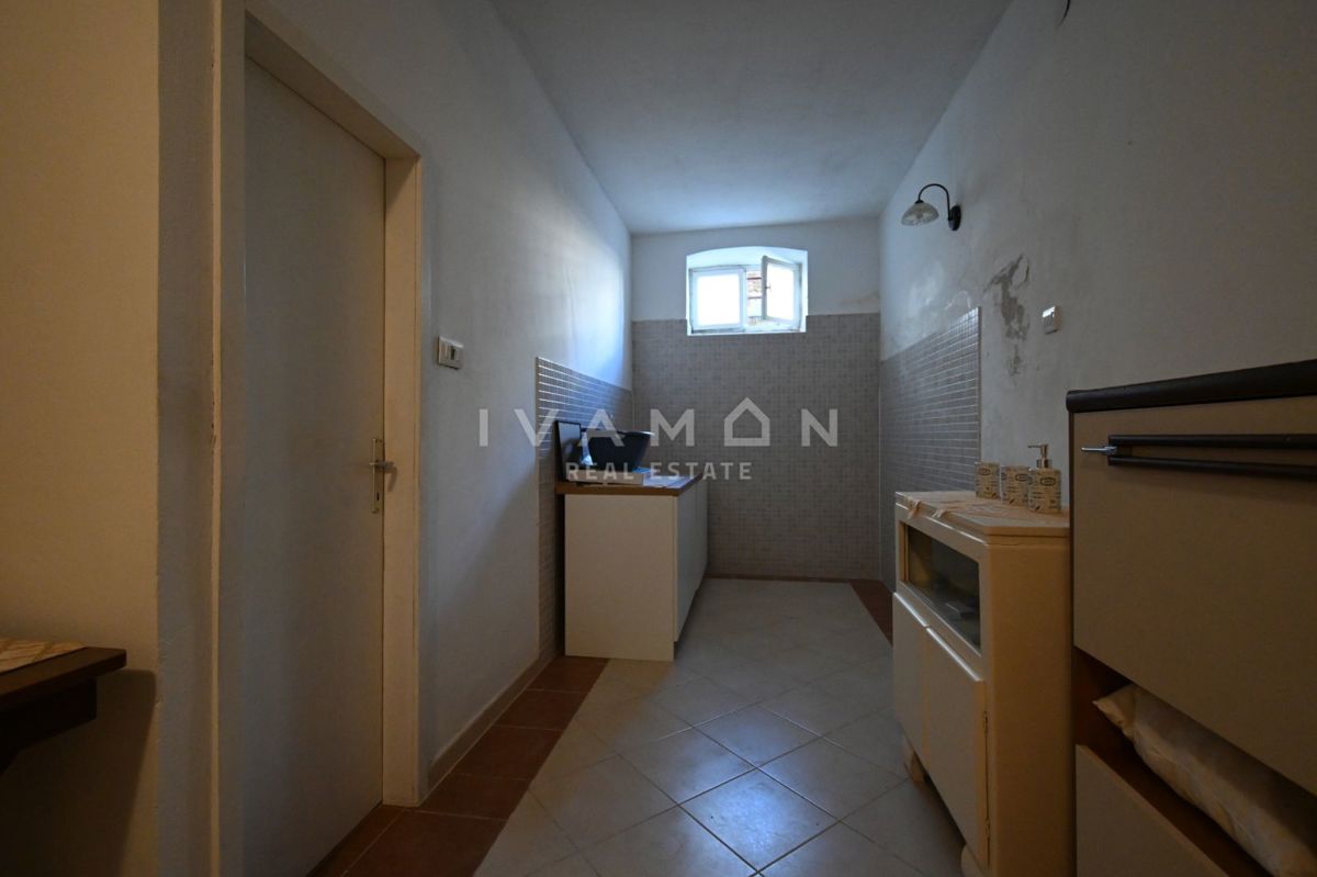 Centro di Orsera (Vrsar): Casa da ristrutturare con ampio cortile