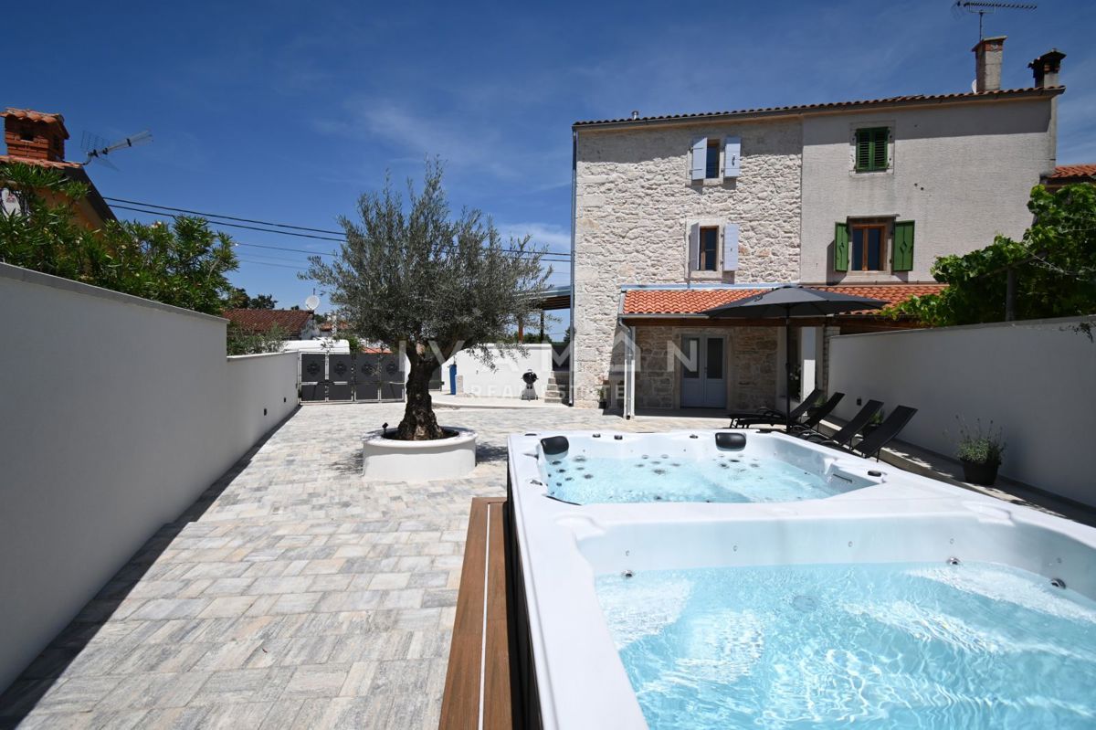 Casa in Pietra Ristrutturata con Jacuzzi