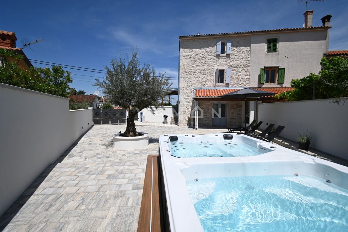 Casa in Pietra Ristrutturata con Jacuzzi