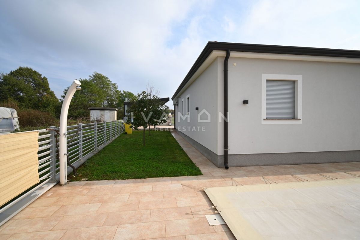 Casa indipendente con tre camere da letto e piscina, a 2,5 km dalla spiaggia