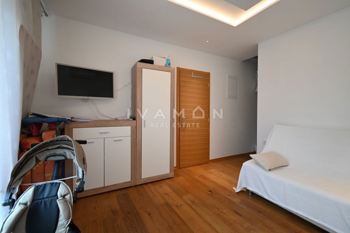 Casa indipendente con tre camere da letto e piscina, a 2,5 km dalla spiaggia