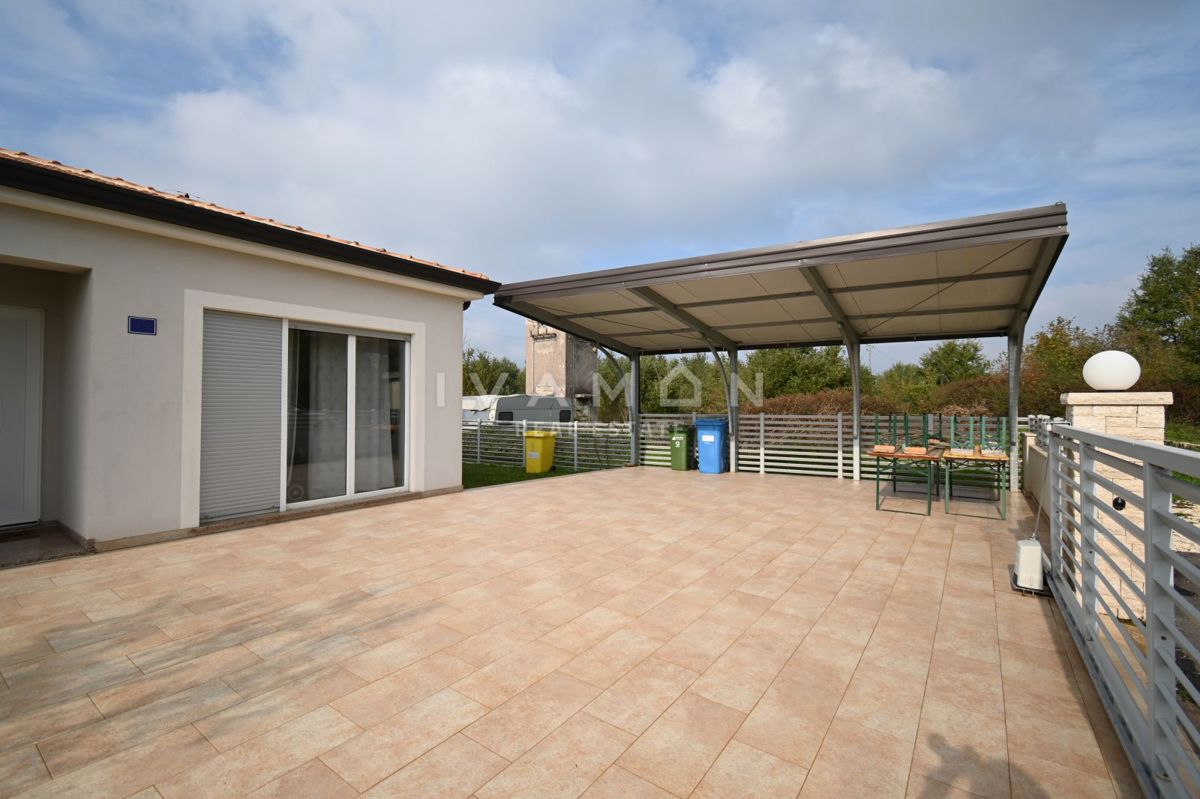 Casa indipendente con tre camere da letto e piscina, a 2,5 km dalla spiaggia