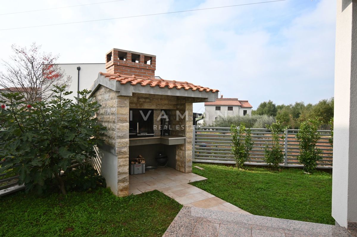 Casa indipendente con tre camere da letto e piscina, a 2,5 km dalla spiaggia