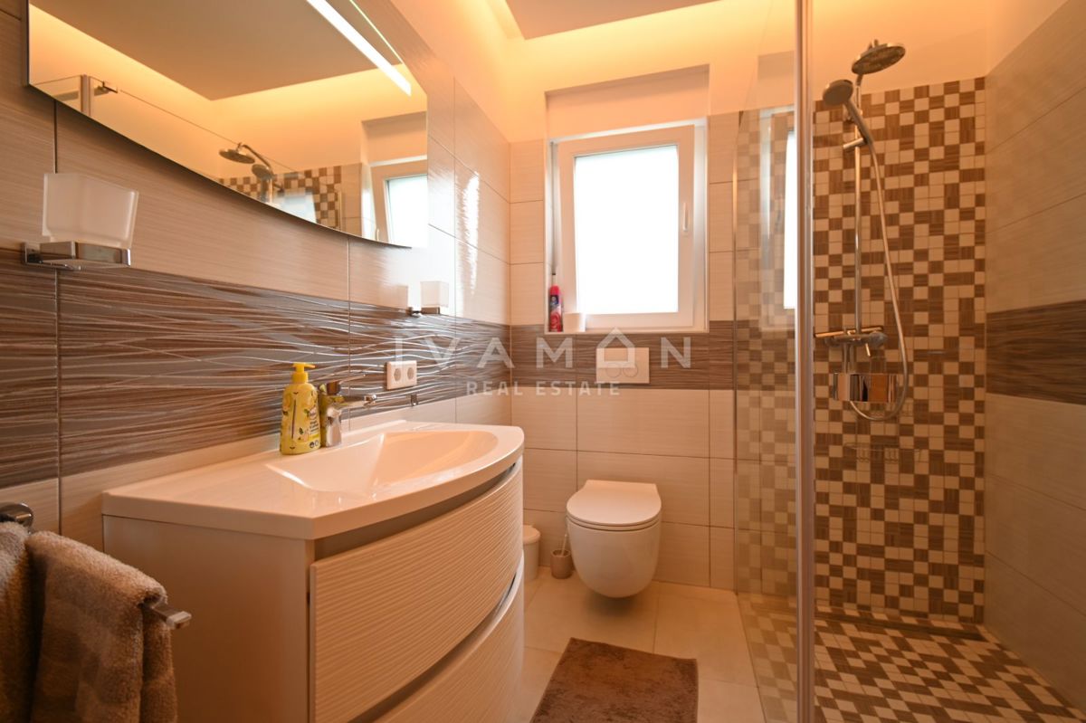 Casa indipendente con tre camere da letto e piscina, a 2,5 km dalla spiaggia