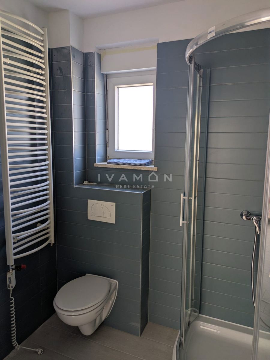 In vendita nuovo appartamento a Pola, 52 m²  Njemački: