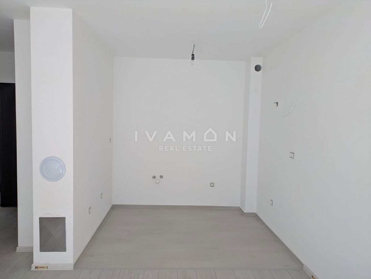 In vendita nuovo appartamento a Pola, 52 m²  Njemački: