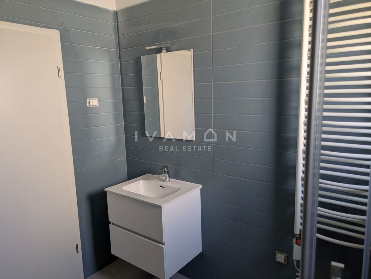In vendita nuovo appartamento a Pola, 52 m²  Njemački: