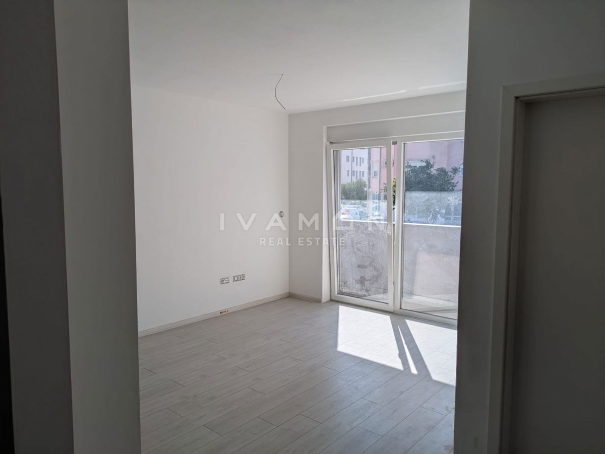 In vendita nuovo appartamento a Pola, 52 m²  Njemački: