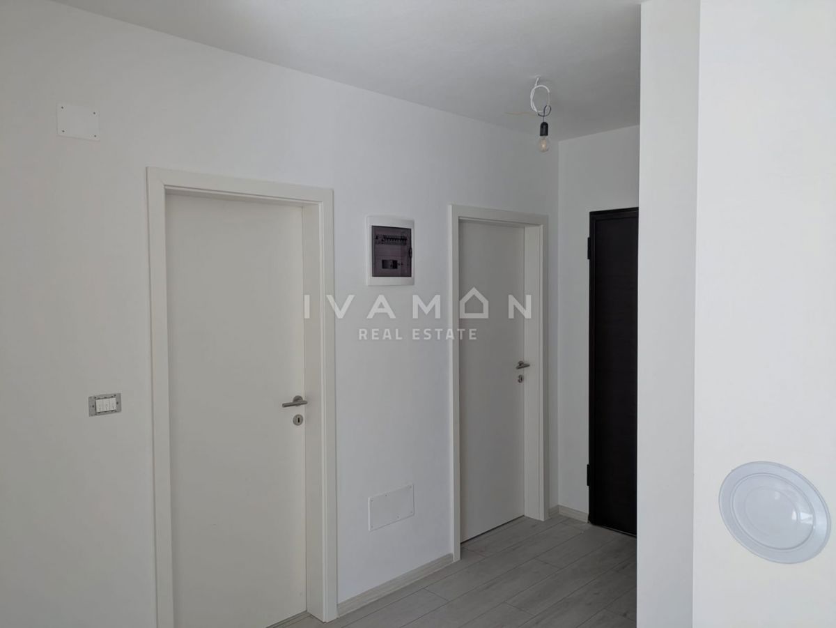 In vendita nuovo appartamento a Pola, 52 m²  Njemački: