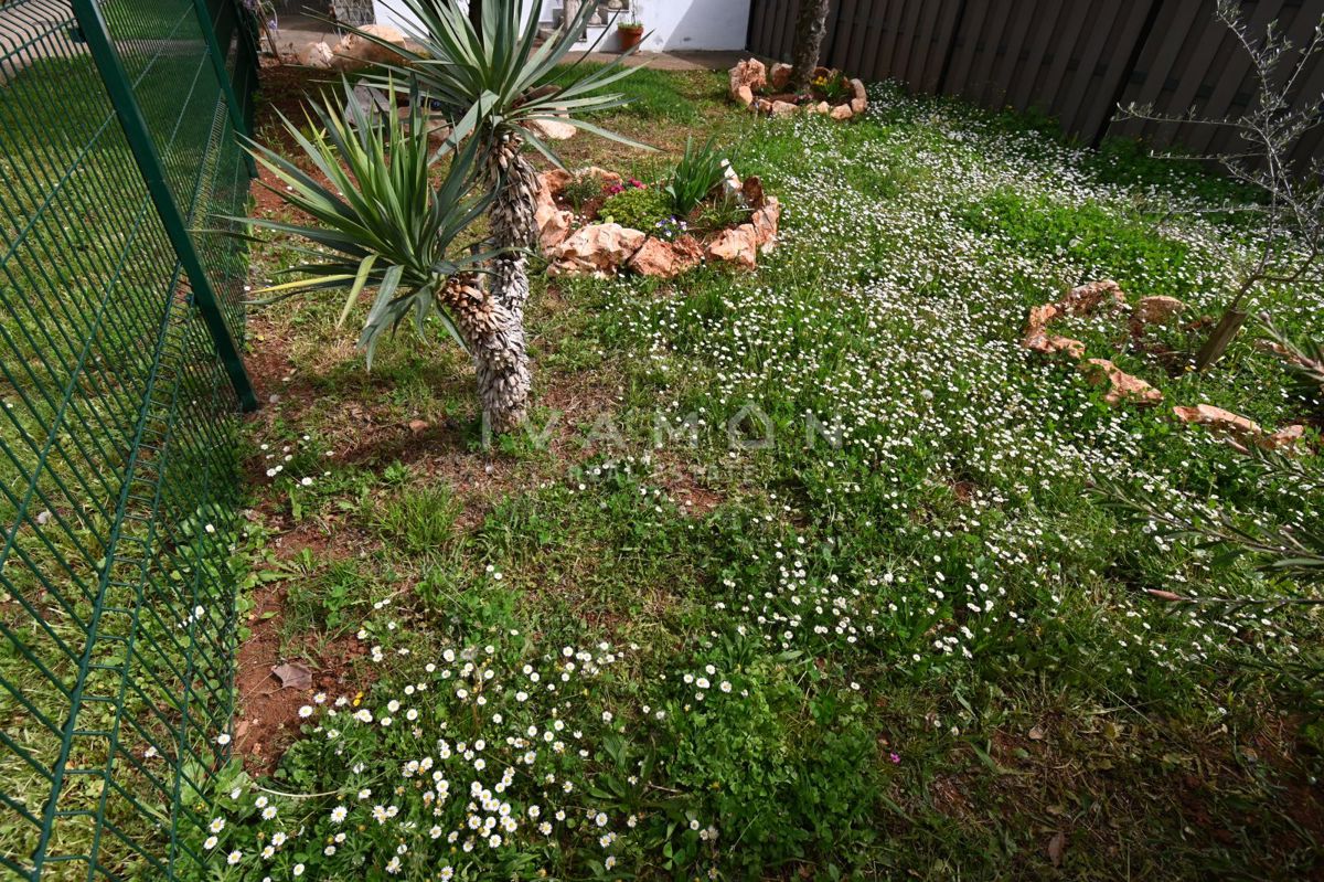 Appartamento su due piani con giardino a 2 km dal mare