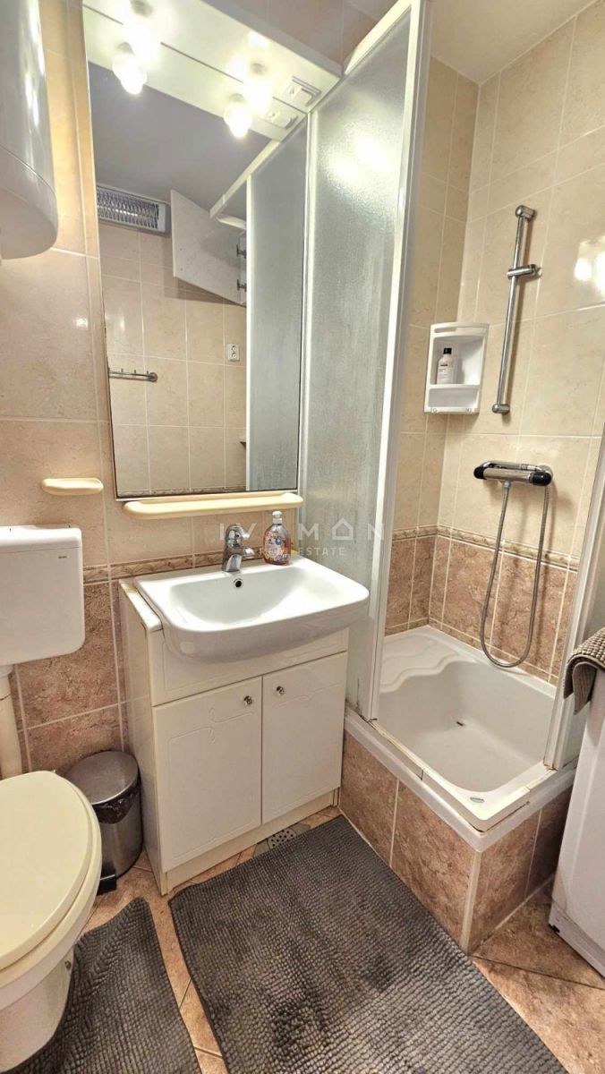 Červar Porat: Appartamento con Due Camere da Letto e Giardino