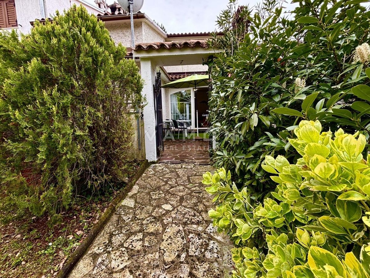 Červar Porat: Appartamento con Due Camere da Letto e Giardino